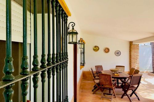 Salina Villa à Chiclana de la Frontera, Côte de la Lumière, Espagne pour 10 personnes. La maison est située dans un quartier résidentiel en bord de mer, à proximité de restaurants et de bars, de boutiques, de supermarchés et d'un court de tennis, et se trouve à 500 m de la plage de La Barrosa....