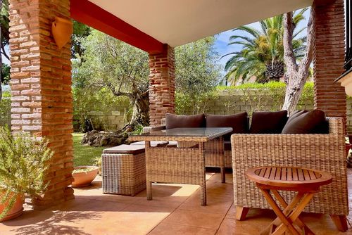 Salina Villa à Chiclana de la Frontera, Costa de la Luz, Espagne pour 9 personnes. La maison est située dans un quartier résidentiel proche de la plage, à proximité de restaurants et de bars, de boutiques, de supermarchés et d'un court de tennis, et se trouve à 500 m de la plage de La Barrosa....