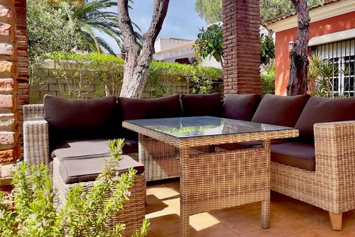 Salina Villa in Chiclana de la Frontera, Costa de la Luz, Spanien für 10 Personen. Das Haus befindet sich in einem Wohngebiet nahe dem Strand, in der Nähe von Restaurants und Bars, Geschäften, Supermärkten und einem Tennisplatz, und ist 500 m vom Strand La Barrosa entfernt....