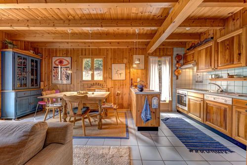 Chalet Les Melezes Charmante et classique maison de vacances à La Tzoumaz, dans les Quatre Vallées, en Suisse, avec piscine chauffée pour 6 personnes. La maison est située dans une région montagneuse....