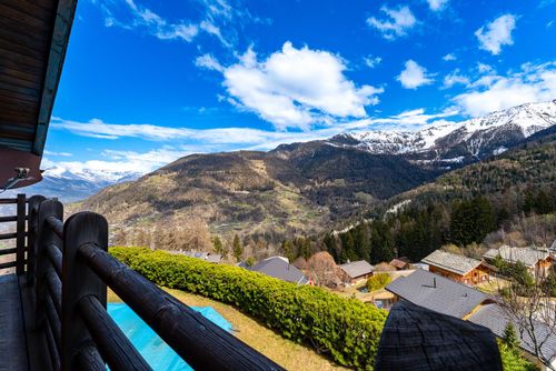 Chalet Les Melezes Charmante et classique maison de vacances à La Tzoumaz, dans les Quatre Vallées, en Suisse, avec piscine chauffée pour 6 personnes. La maison est située dans une région montagneuse....