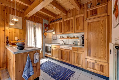 Chalet Les Melezes Schönes und klassisches Ferienhaus in La Tzoumaz, Vier Täler, Schweiz, mit beheiztem Pool für 6 Personen. Das Haus befindet sich in einer bergigen Gegend....