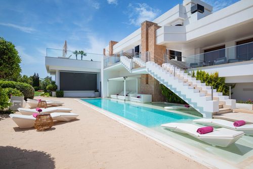 Villa Can Timbaud  Luxury Villa Holiday with Private Pool in Ibiza Luxevilla met privézwembad in San Juan, Ibiza, Spanje voor 14 personen. De villa is gelegen in een heuvelachtig, landelijk en bosrijk strandgebied....