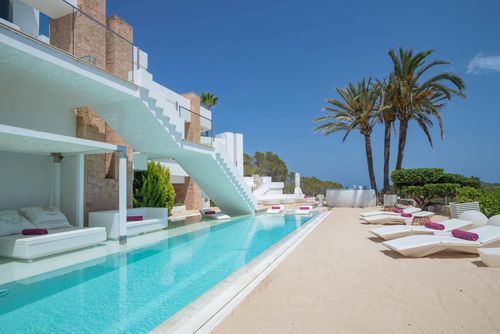 Villa Can Timbaud  Luxury Villa Holiday with Private Pool in Ibiza Luksus villa med privat pool i San Juan, Ibiza, Spanien til 14 personer. Villaen er beliggende i et bakket, landligt og skovklædt strandområde....