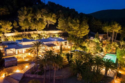 Villa Can Nikita Amaizing Experience in Ibiza Relax in Nature Villa i Ibiza, Balearerna, Spanien med privat pool för 12 personer. Huset har 6 sovrum och 7 badrum....