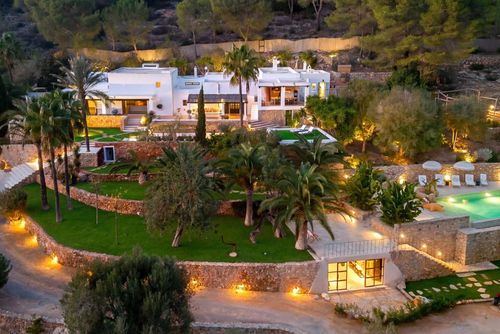 Villa Can Nikita Amaizing Experience in Ibiza Relax in Nature Villa i Ibiza, Balearene, Spania med privat svømmebasseng for 12 personer. Huset har 6 soverom og 7 bad....