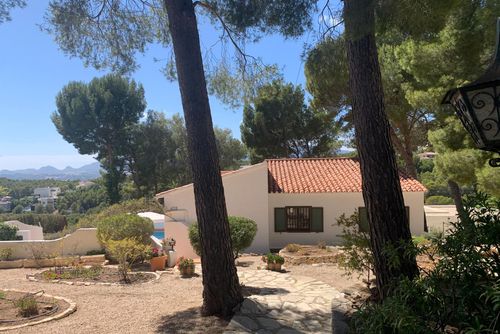 Casa Pippa Wundervolle und komfortable Villa mit privatem Pool in Altea, Costa Blanca, Spanien für 6 Personen. Das Haus befindet sich in einer Küsten-, hügeligen und Wohngegend und ist 3 km von Altea la Vella entfernt....