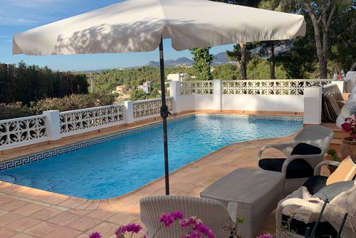 Casa Pippa Geweldige en comfortabele villa in Altea, Costa Blanca, Spanje met een privézwembad voor 6 personen. Het huis is gelegen in een kustgebied met heuvels en in een woonwijk, op 3 km van Altea la Vella....