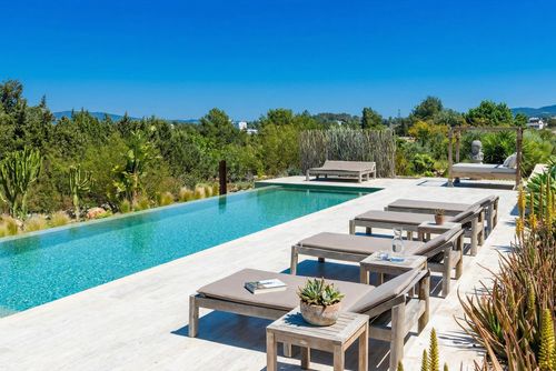 Villa Edén Mediterráneo Villa i Ibiza, Baleariske Øer, Spanien med privat pool til 12 personer. Huset har 6 soveværelser og 7 badeværelser....