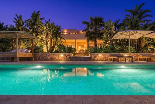 Villa Edén Mediterráneo Villa i Ibiza, Baleariske Øer, Spanien med privat pool til 12 personer. Huset har 6 soveværelser og 7 badeværelser....