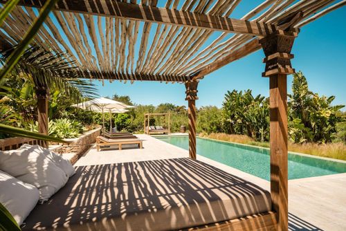 Villa Edén Mediterráneo Villa en Ibiza, Islas Baleares, España, con piscina privada para 12 personas. La casa cuenta con 6 dormitorios y 7 baños....