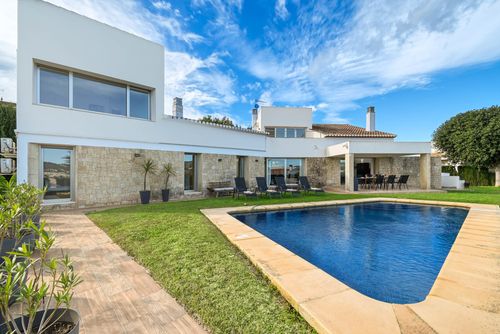 Amaia Amplia y hermosa villa en Jávea, Costa Blanca, España con piscina privada para 8 personas. La casa está situada en una zona residencial de playa y se encuentra a 4 km de la playa del Arenal....