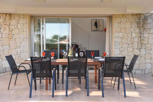 Amaia Große und schöne Villa in Xàbia, Costa Blanca, Spanien mit privatem Pool für 8 Personen. Das Haus befindet sich in einem Wohngebiet am Strand und ist 4 km vom Strand Playa del Arenal entfernt....