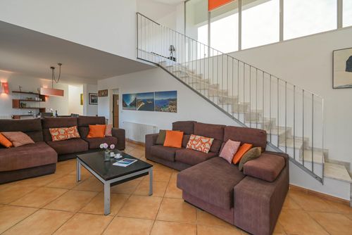 Amaia Grande e bella villa a Xàbia, Costa Blanca, Spagna, con piscina privata per 8 persone. La casa è situata in una zona residenziale vicina alla spiaggia e si trova a 4 km dalla spiaggia Playa del Arenal....