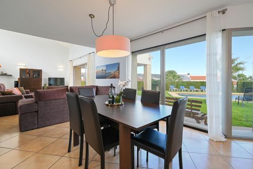 Amaia Stor och härlig villa i Jávea, Costa Blanca, Spanien med privat pool för 8 personer. Huset är beläget i ett bostadsområde nära stranden och 4 km från Arenal Beach....