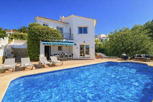 Nova Grande et confortable villa avec piscine privée à Jávea, Costa Blanca, Espagne pour 8 personnes. La maison est située dans une zone résidentielle près de la plage, proche des supermarchés et à 3 km de la plage de La Granadella, Jávea....