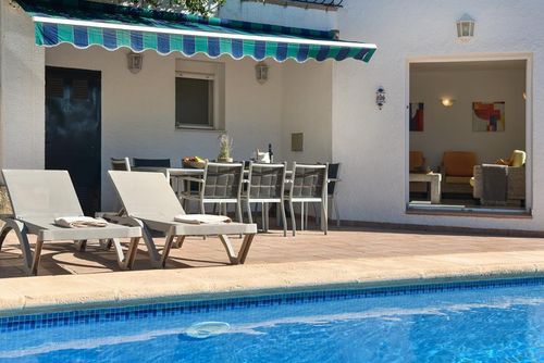 Nova Grande et confortable villa à Jávea, Costa Blanca, Espagne avec piscine privée pour 8 personnes. La maison est située dans un quartier résidentiel près de la plage, à proximité des supermarchés et à 3 km de la plage de La Granadella, Jávea....