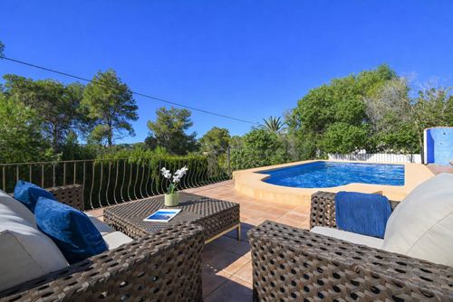 Nova Amplia y confortable villa con piscina privada en Jávea, Costa Blanca, España para 8 personas. La casa está situada en una zona residencial de playa, cerca de supermercados y a 3 km de la playa de La Granadella, Jávea....