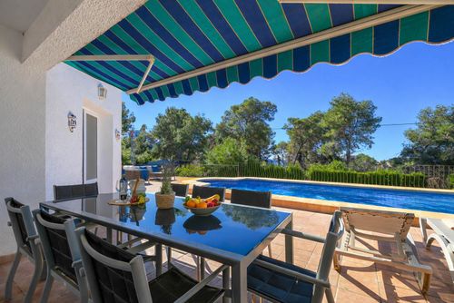 Nova Amplia y confortable villa con piscina privada en Jávea, Costa Blanca, España para 8 personas. La casa está situada en una zona residencial de playa, cerca de supermercados y a 3 km de la playa de La Granadella, Jávea....
