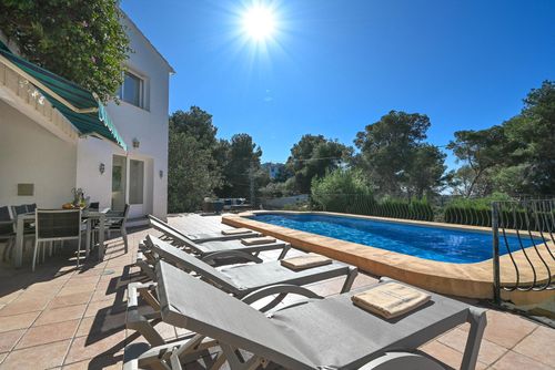 Nova 6 pax Grande et confortable villa avec piscine privée à Jávea, Costa Blanca, Espagne pour 6 personnes. La maison est située dans une zone résidentielle près de la plage, à proximité des supermarchés et à 3 km de La Granadella, plage de Jávea....