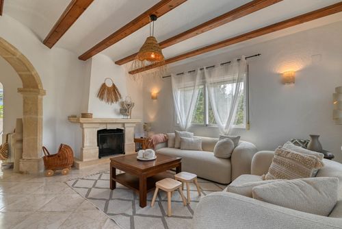Nova 6 pax Grande et confortable villa à Jávea, Costa Blanca, Espagne, avec piscine privée pour 6 personnes. La maison est située dans une zone résidentielle près de la plage, à proximité des supermarchés et à 3 km de la plage de La Granadella, Jávea....