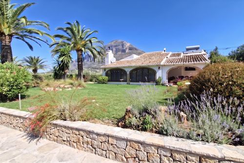 Casa Danesa Stor och bekväm villa i Jávea, Costa Blanca, Spanien med en privat pool för 8 personer. Huset ligger i ett kustområde, lantligt och bostadsområde....