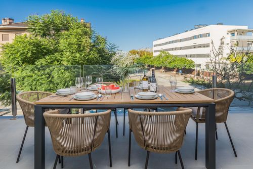 Arenal Playa I Appartement moderne et confortable à Jávea, Costa Blanca, Espagne avec piscine commune pour 6 personnes. L'appartement est situé dans une zone résidentielle près de la plage, à proximité des restaurants et des bars, des commerces, des supermarchés et d'un court de tennis, à 500 m de la plage de l'Arenal, à 3 km du centre historique de Jávea et à 0,5 km de la mer Méditerranée....
