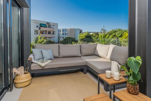 Arenal Playa I Moderne und komfortable Wohnung in Jávea, Costa Blanca, Spanien mit Gemeinschaftspool für 6 Personen. Die Wohnung befindet sich in einer Wohngegend am Strand, nahe bei Restaurants und Bars, Geschäften, Supermärkten und einem Tennisplatz, 500 m vom Arenal-Strand, 3 km von der Altstadt von Jávea und 0,5 km vom Mittelmeer entfernt....