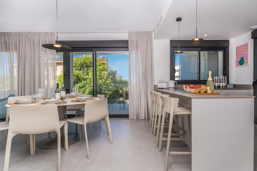 Arenal Playa I Moderno y confortable apartamento en Jávea, Costa Blanca, España, con piscina comunitaria para 6 personas. El apartamento está situado en una zona residencial de playa, cerca de restaurantes y bares, tiendas, supermercados y una pista de tenis, a 500 m de la Playa del Arenal, a 3 km del casco antiguo de Jávea y a 0,5 km del Mar Mediterráneo....