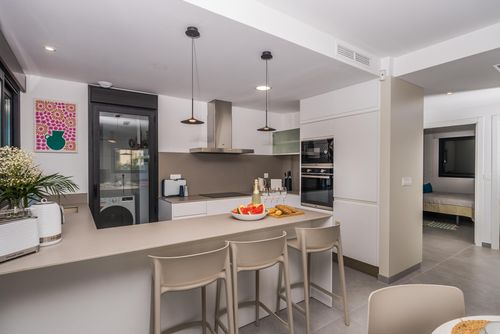 Arenal Playa I Moderne und komfortable Wohnung in Jávea, Costa Blanca, Spanien mit Gemeinschaftspool für 6 Personen. Die Wohnung befindet sich in einer Wohngegend am Strand, nahe bei Restaurants und Bars, Geschäften, Supermärkten und einem Tennisplatz, 500 m vom Arenal-Strand, 3 km von der Altstadt von Jávea und 0,5 km vom Mittelmeer entfernt....