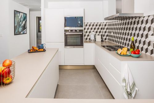 Arenal Playa II Modern and comfortable apartment in Javea, Costa Blanca, Spain with communal pool for 6 people. The apartment is situated in a residential beach area, close to restaurants and bars, shops, supermarkets and a tennis court, 500 m from Arenal Beach, 3 km from Javea old town and 0....