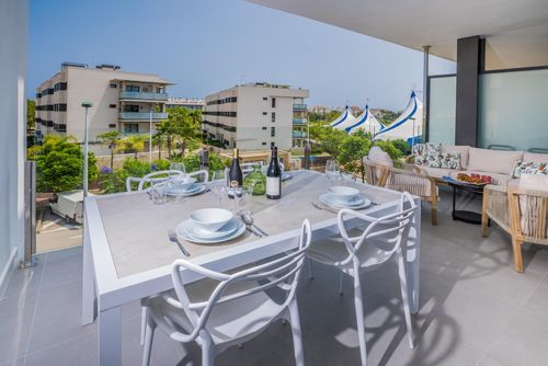 Arenal Playa III Moderne und angenehme Wohnung in Jávea, Costa Blanca, Spanien mit Gemeinschaftspool für 4 Personen. Die Wohnung befindet sich in einer Wohngegend am Strand, in der Nähe von Restaurants und Bars, Geschäften, Supermärkten und einem Tennisplatz, 500 Meter vom Arenal-Strand, 3 Kilometer von der Altstadt von Jávea und 500 Meter vom Mittelmeer entfernt....