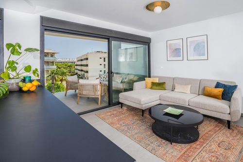 Arenal Playa III Appartement moderne et agréable avec piscine commune à Jávea, Costa Blanca, Espagne pour 4 personnes. L'appartement est situé dans une zone résidentielle près de la plage, à proximité de restaurants et bars, boutiques, supermarchés et d'un court de tennis, à 500 m de la plage de l'Arenal, à 3 km du vieux centre de Jávea et à 0,5 km de la mer Méditerranée....
