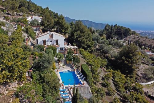 Espectacular villa de gran capacidad  AX-27F Hermosa y lujosa villa con piscina privada en Frigiliana, Costa del Sol, España, para 16 personas. La casa está situada en una zona rural y montañosa....