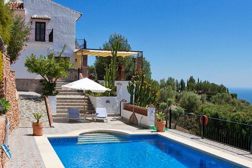 Espectacular villa de gran capacidad  AX-27F Encantadora y lujosa villa con piscina privada en Frigiliana, Costa del Sol, España, para 16 personas. La casa se encuentra en una zona rural y montañosa....