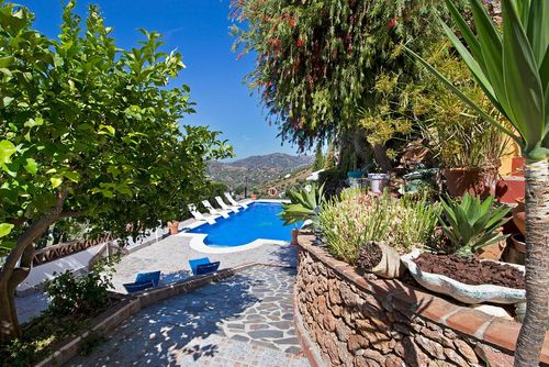 Espectacular villa de gran capacidad  AX-27F Hermosa y lujosa villa con piscina privada en Frigiliana, Costa del Sol, España, para 16 personas. La casa está situada en una zona rural y montañosa....