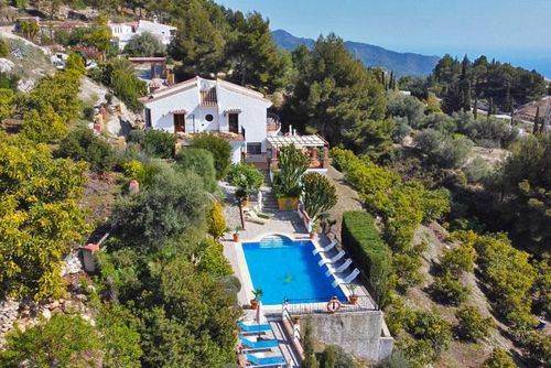 Espectacular villa de gran capacidad  AX-27F Encantadora y lujosa villa con piscina privada en Frigiliana, Costa del Sol, España, para 16 personas. La casa se encuentra en una zona rural y montañosa....
