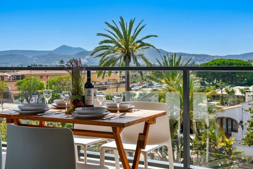 Altos Javea Modernes und komfortables Penthouse in Jávea, Costa Blanca, Spanien mit Gemeinschaftspool für 4 Personen. Das Haus liegt in einem städtischen Gebiet, in der Nähe von Restaurants und Bars, Geschäften und Supermärkten, und 2 km vom Strand La Grava, Puerto, Jávea entfernt....