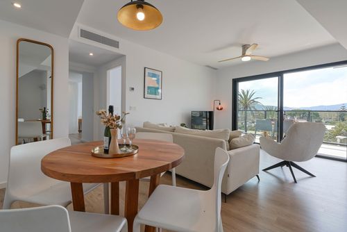 Altos Javea Moderne en comfortabele penthouse in Jávea, Costa Blanca, Spanje met gemeenschappelijk zwembad voor 4 personen. Het huis is gelegen in een stedelijk gebied, dicht bij restaurants en cafés, winkels en supermarkten, en op 2 km van het strand La Grava, Puerto, Jávea....