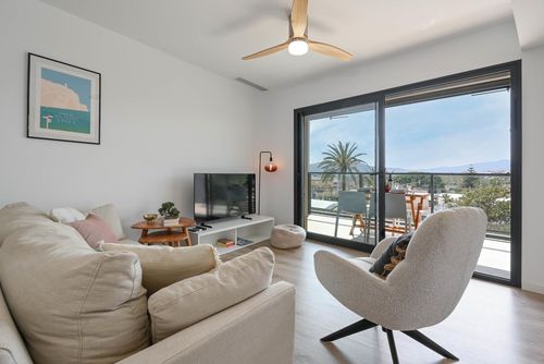 Altos Javea Ático moderno y cómodo en Jávea, Costa Blanca, España, con piscina comunitaria para 4 personas. La casa está situada en una zona urbana, cerca de restaurantes y bares, tiendas y supermercados, y a 2 km de la playa de La Grava, Puerto, Jávea....