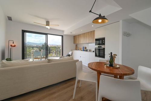 Altos Javea Penthouse moderne et confortable à Jávea, Costa Blanca, Espagne avec piscine commune pour 4 personnes. La maison est située dans un quartier urbain, à proximité de restaurants et bars, magasins et supermarchés, et à 2 km de la plage La Grava, Puerto, Jávea....
