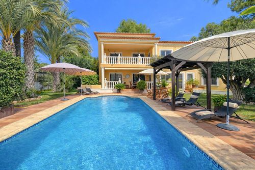 Villa Serenita 6 pax Schitterende en klassieke villa in Moraira, Costa Blanca, Spanje met privézwembad voor 6 personen. Het huis is gelegen in een residentiële strandwijk, op 500 meter van het strand van El Portet en 0,5 km van de Middellandse Zee....