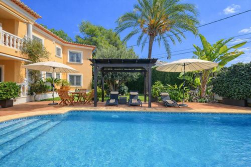 Villa Serenita 6 pax Superbe et classique villa à Moraira, Costa Blanca, Espagne avec piscine privée pour 6 personnes. La maison est située dans un quartier résidentiel de plage, à 500 mètres de la plage d'El Portet et à 0,5 km de la mer Méditerranée....