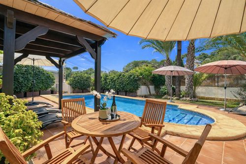 Villa Serenita 6 pax Superbe et classique villa à Moraira, Costa Blanca, Espagne avec piscine privée pour 6 personnes. La maison est située dans un quartier résidentiel de plage, à 500 mètres de la plage d'El Portet et à 0,5 km de la mer Méditerranée....