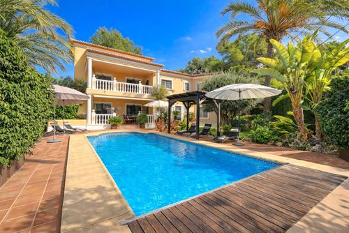 Villa Serenita 4 pax Prachtige en klassieke villa in Moraira, Costa Blanca, Spanje met een privézwembad voor 4 personen. Het huis is gelegen in een residentiële strandwijk, op 500 meter van het strand El Portet en 0,5 km van de Middellandse Zee....