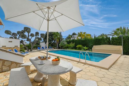 Elvi 6 pax Magnifique et confortable maison de vacances avec piscine privée à Jávea, Costa Blanca, Espagne, pour 6 personnes. La maison est située dans un quartier résidentiel près de la plage et se trouve à 4 km de la plage de La Grava, Jávea....