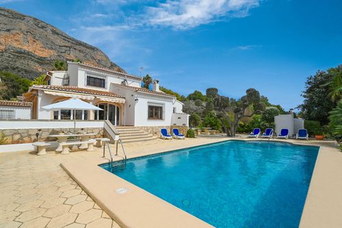 Elvi 6 pax Prachtig en comfortabel vakantiehuis in Jávea, Costa Blanca, Spanje met privézwembad voor 6 personen. Het huis is gelegen in een residentiële strandwijk en 4 km van La Grava, het strand van Jávea....