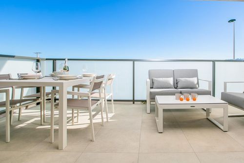 Blue Arenal Modern and comfortable apartment in Xàbia, Costa Blanca, Spain with communal pool for 4 persons. The apartment is situated in a residential beach area, close to restaurants and bars, shops, supermarkets and a tennis court, at 200 m from Arenal Beach and at 0....