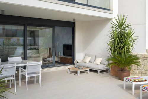 Brisa Marina Moderno y confortable apartamento con piscina comunitaria en Jávea, Costa Blanca, España para 4 personas. El apartamento está situado en una zona residencial de playa, cerca de restaurantes y bares, tiendas, supermercados y una pista de tenis, a 200 m de la playa Montañar I y a 0....