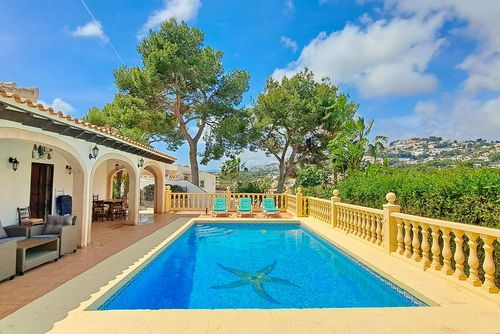 Villa Hermosa Joya Villa en Moraira, Costa Blanca, España para 8 personas. La casa está situada en una zona residencial cerca de la playa, próxima a restaurantes, bares, supermercados y a 2 km de la playa de L'Ampolla....